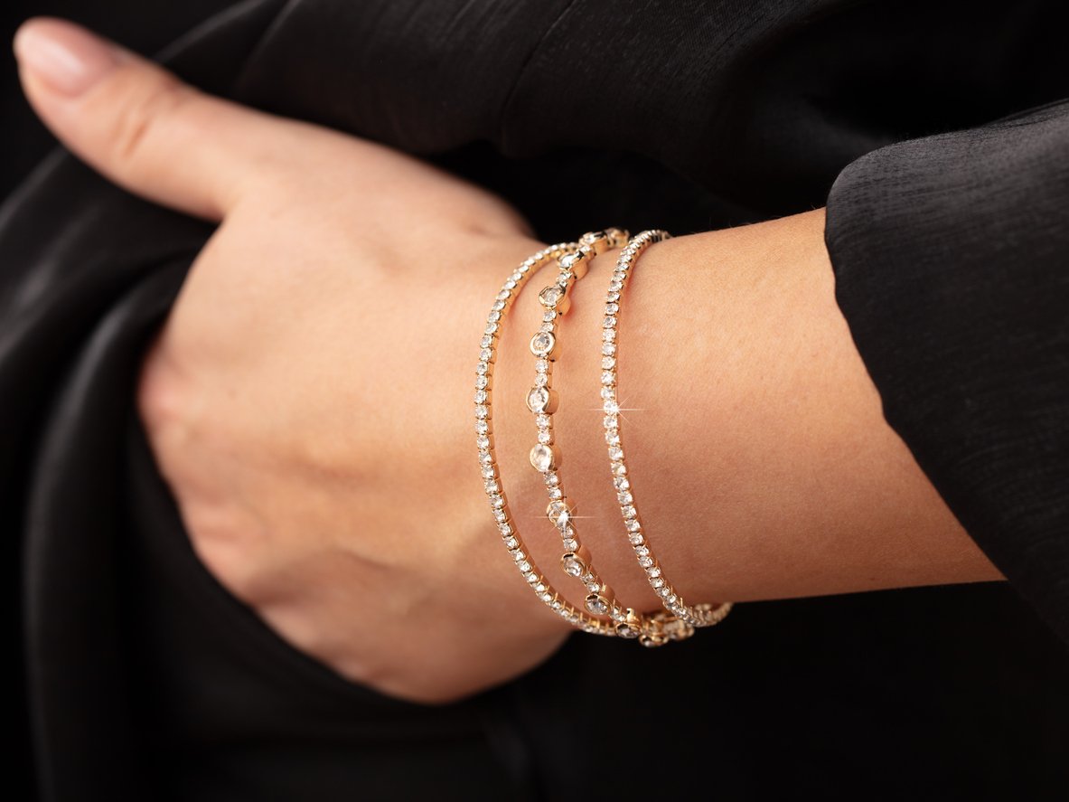 Bracelet en dimants autour d'un poignet de femme