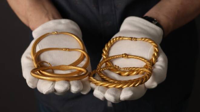 Bracelets d&eacute;couvert dans un tr&eacute;sor viking