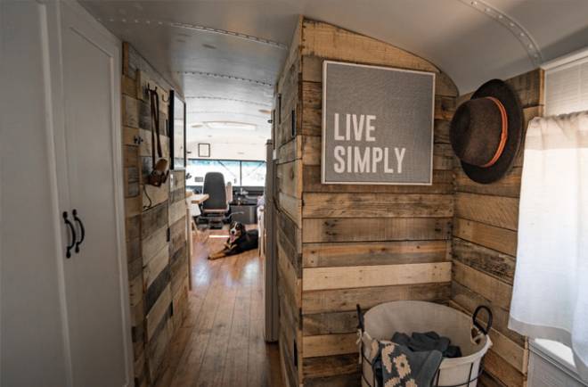 Int&eacute;rieur du bus am&eacute;nag&eacute; de Felix Starck et Selima Taibi