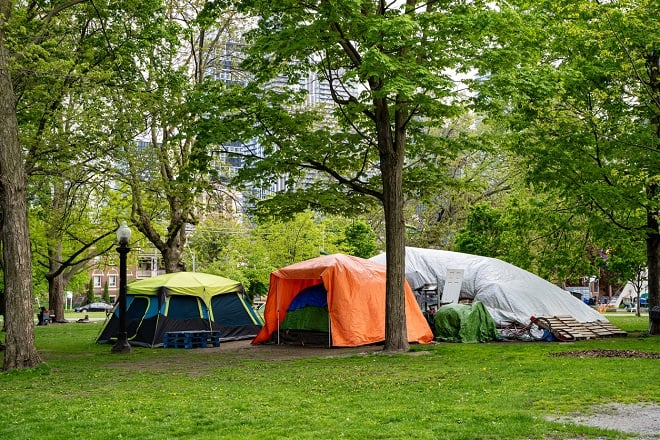 Tentes de sans-abri dans un parc