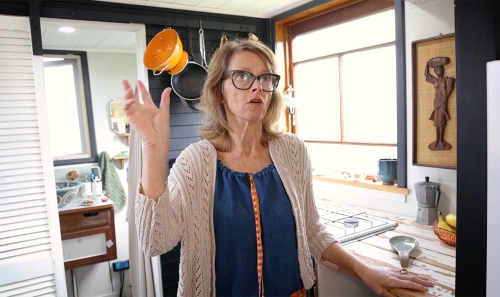 Mel à l'interieur de sa Tiny House
