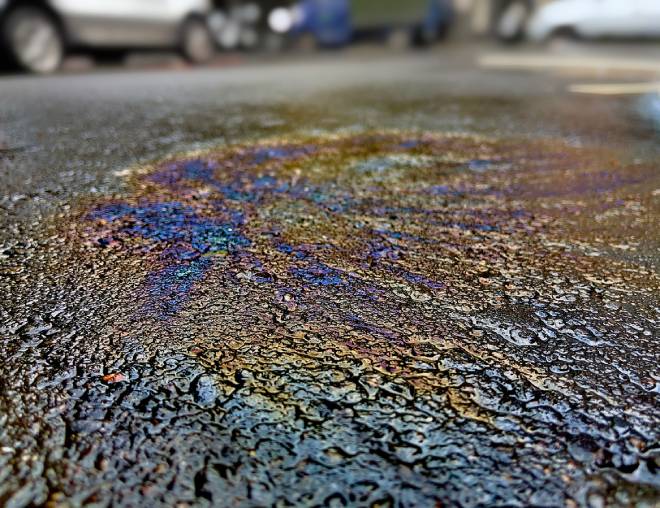 Trace de carburant sur la chauss&eacute;e