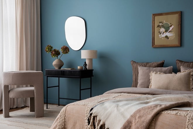 Chambre cozy avec un mur bleu