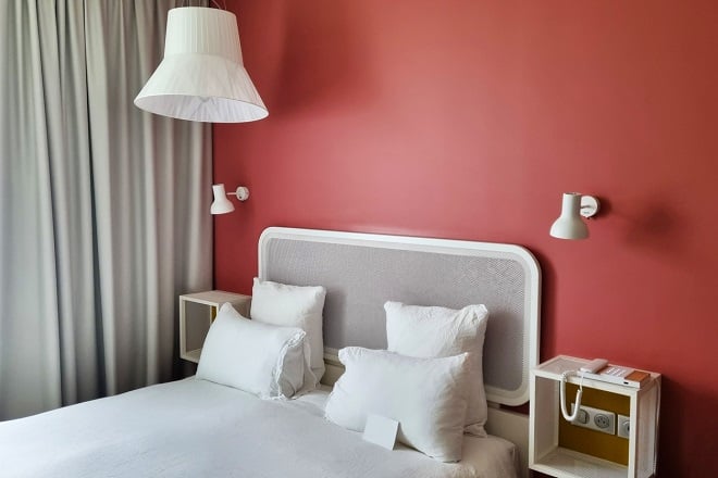 Chambre minimaliste avec un mur rouge