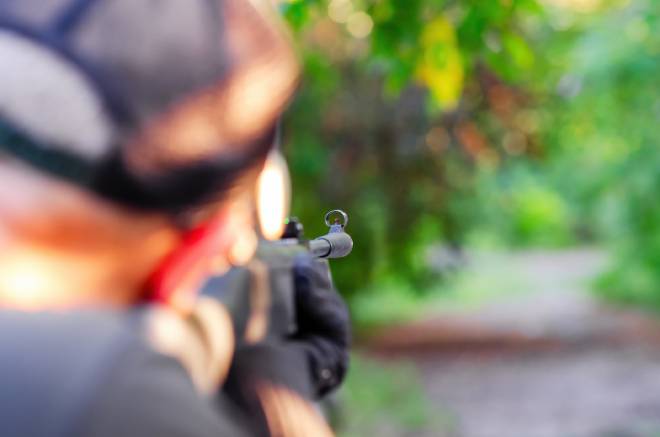 Chasseur visant une cible avec son arme