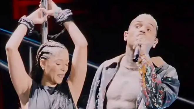 Chris Brown chantant &agrave; c&ocirc;t&eacute; d'une fans attach&eacute;e sur sc&egrave;ne