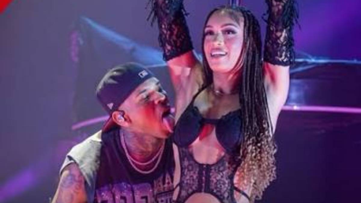 Chris Brown l&egrave;chant les aisselles d'une fan
