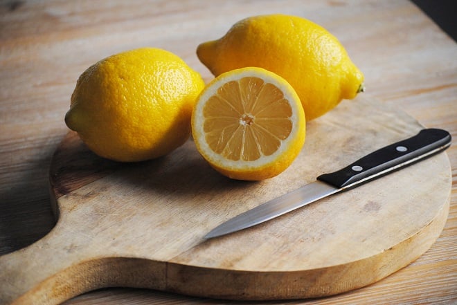Citrons posés sur une planche en bois