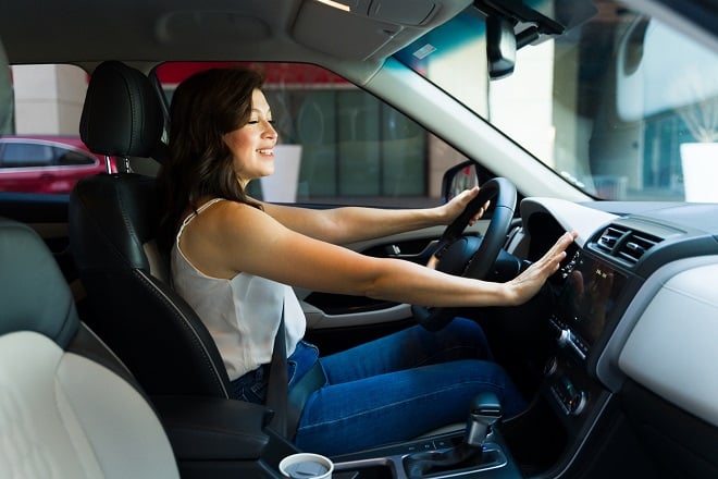 Conductrice profitant de la climatisation en voiture