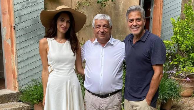 Amal et George Clooney avec le maire de Brignoles Didier Br&eacute;mond