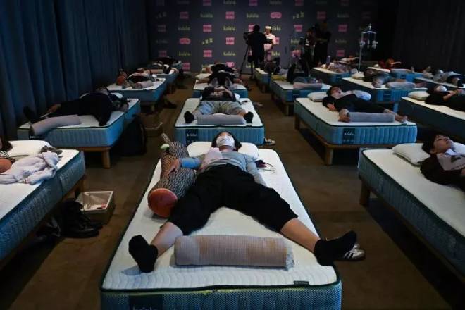 Participants en train de dormir sur des matelas lors de la Matt Race au Japon