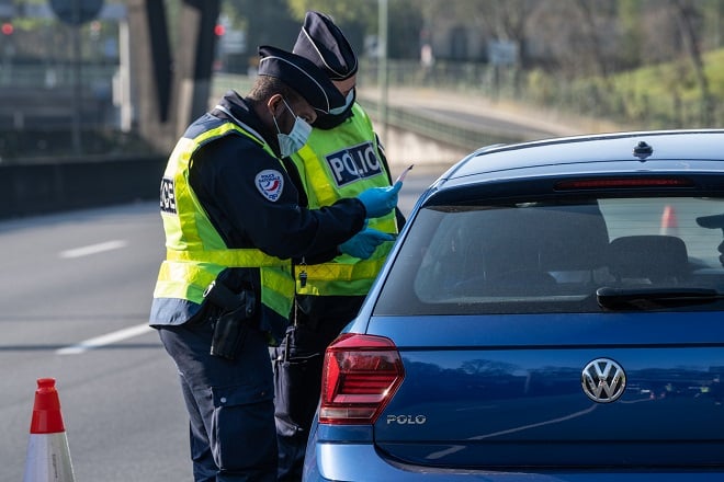 Police faisant un contrôle de voiture