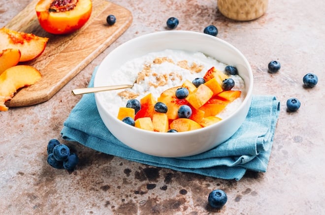 bowl de cottage cheese sucr&eacute; aux fruits frais