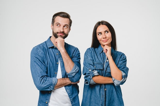 Couple en tenue similaire
