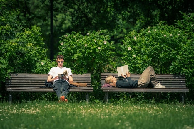 Couple lisant sur un banc