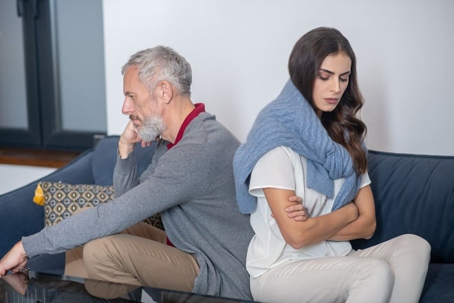 Couple assis séparément après une dispute