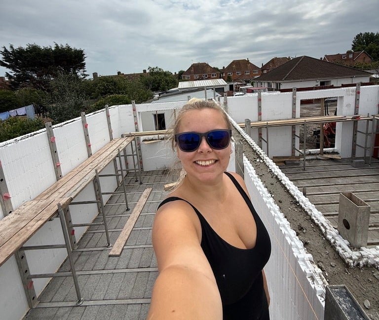 Hannah Bird sur la maison en construction