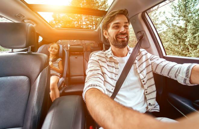 Conducteur avec sa fille dans la voiture