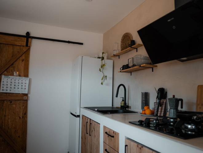 Cuisine am&eacute;nag&eacute;e dans la tiny house de Eloy Quijada