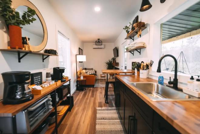 Cuisine et salon dans la tiny house Luna Cottage