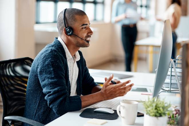 Homme d'affaires passant un appel t&eacute;l&eacute;phonique avec un casque