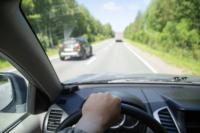 Conducteur se faisant d&eacute;passer par une voiture