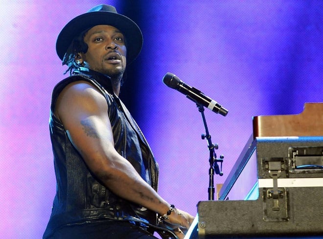 D'Angelo jouant du piano en concert