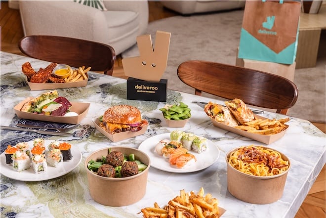 table avec de nombreux plats en livraison avec Deliveroo