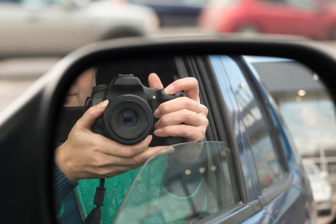 D&eacute;tective priv&eacute; dans une voiture avec un appareil photo