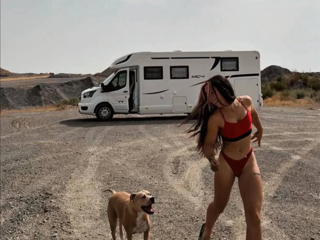 Diana Cabezas avec son chien et devant son camping-car
