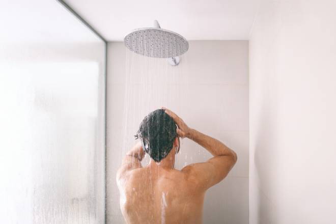 Homme prenant une douche