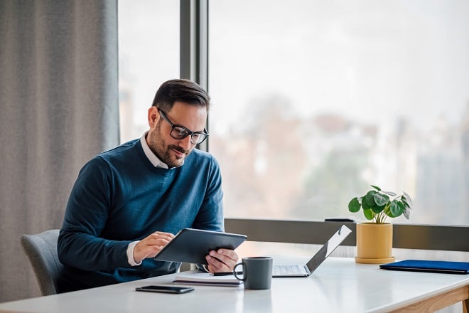 Employé travaillant sur une tablette numérique