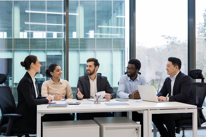 Collègues discutant autour d'une table