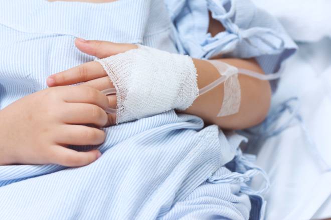 Mains d'un enfant malade &agrave; l'h&ocirc;pital