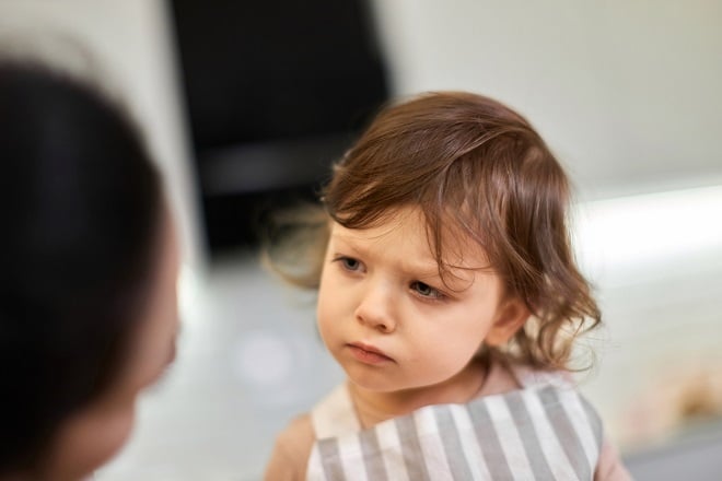 Petite fille confuse devant sa maman