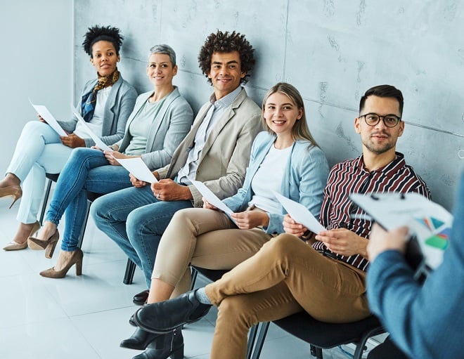Candidats au recrutement attendant dans une salel d'attente