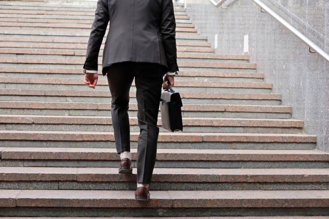 Homme d'affaires avec malette montant les escaliers