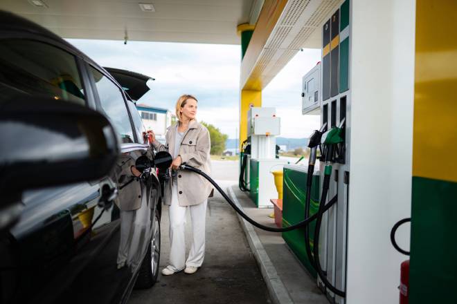 Conductrice faisant le plein 