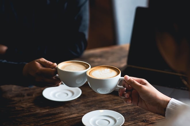 deux tasses à café qui trinquent
