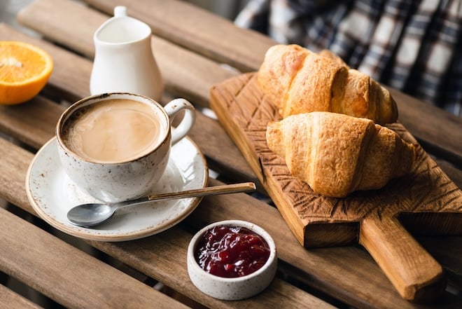 croissant et café