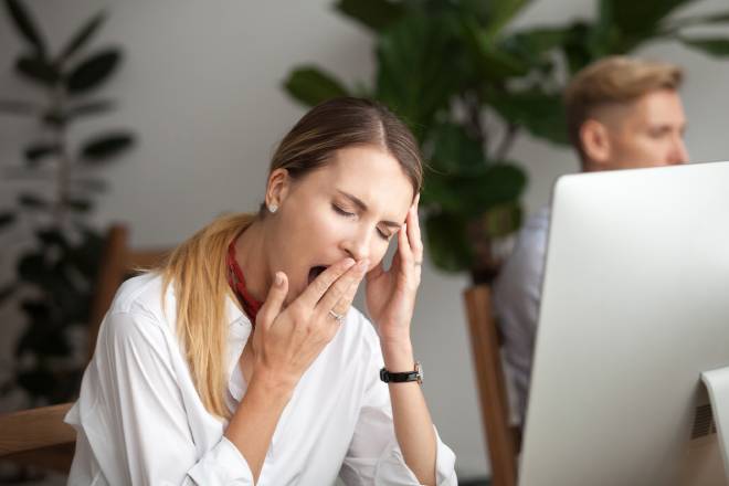 Femme d'affaires fatigu&eacute;e au travail