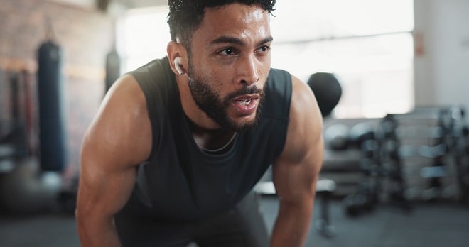 Homme fatigué après une séance de sport