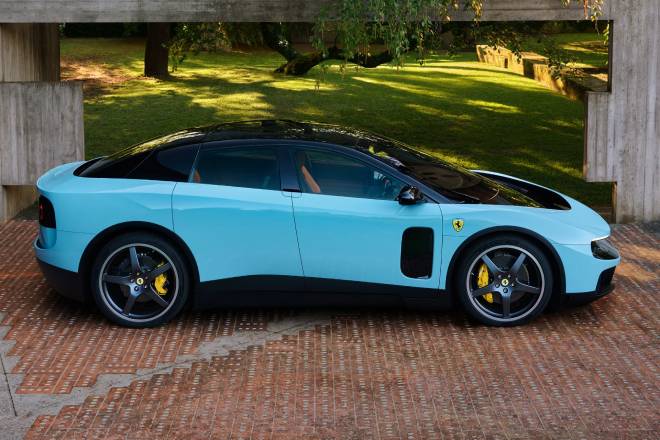 Voiture &eacute;lectrique Lude de Ferrari profil