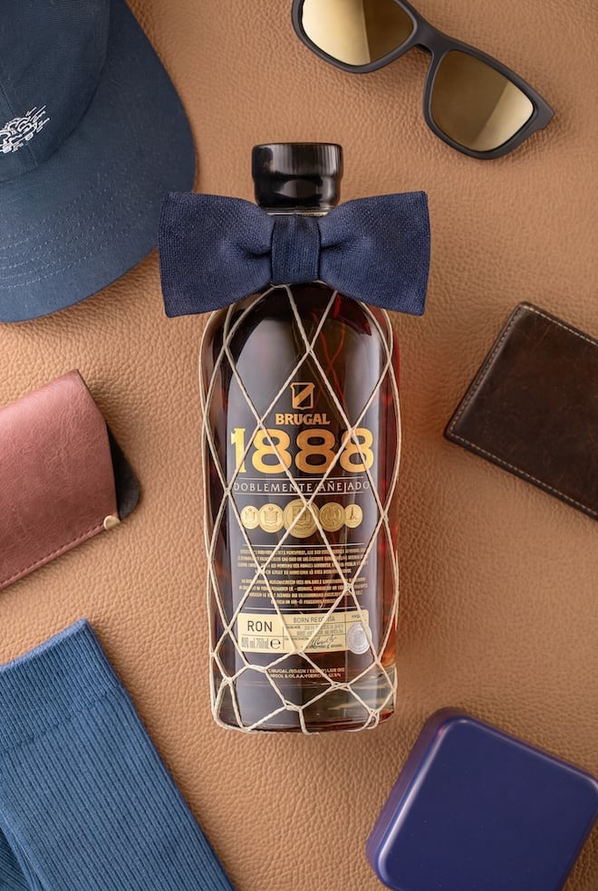 bouteille de rhum Brugal 1888 avec un noeud papillon