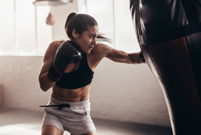 Jeune femme pratiquant la boxe