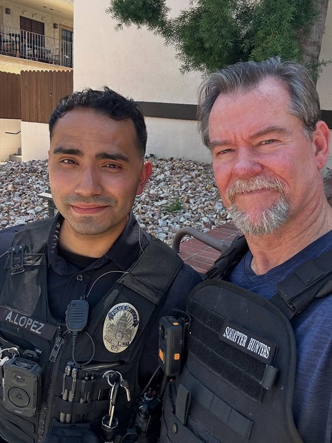 Flash Shelton avec un policier
