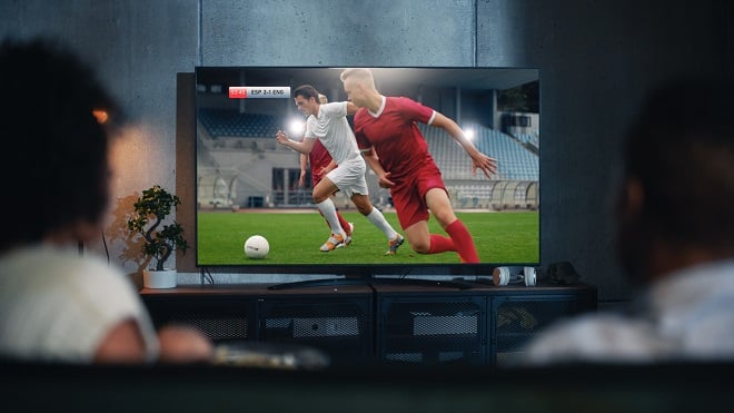 Couple regardant du foot à la télé