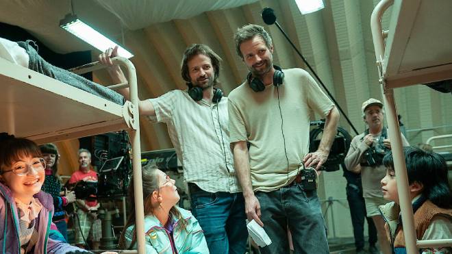 Les fr&egrave;res Duffer sur le tournage de la saison 5 de Stranger Things