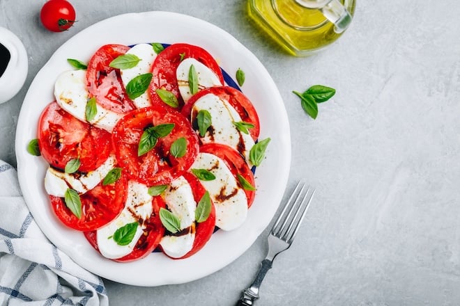 une salade tomates mozzarella