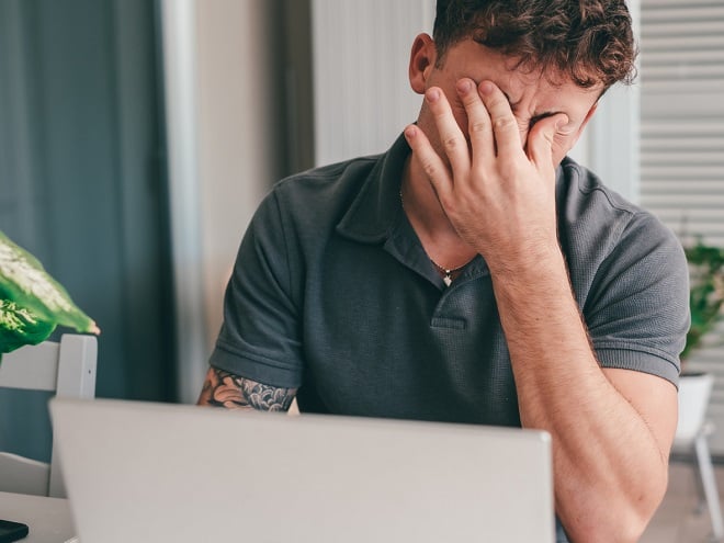 Employé fatigué devat son ordinateur